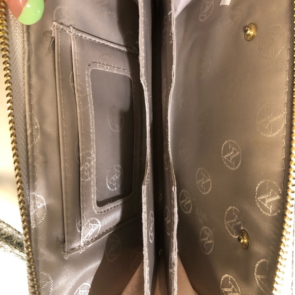 Adrienne Vittadini studio zip wallet - Picture 4 of 4